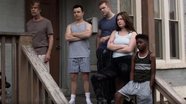 Adidas Adilette Slides usadas por Ian Gallagher (Cameron Monaghan) como se ve en Shameless (T11E04)