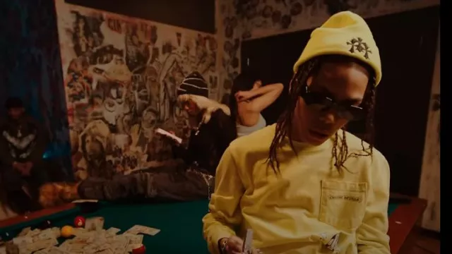 Camiseta de manga larga Chrome Hearts x Matty Boy Lime Green usada por Sugarhill Ddot en Outside (Video musical oficial)
