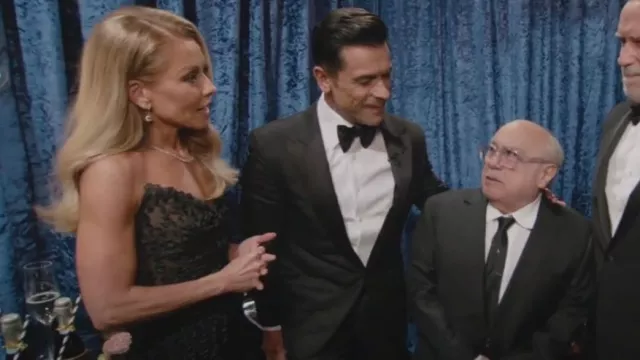 Jason Wu Velvet Dot Devor Strapless Gdress usado por Kelly Ripa como se vio en VIVO con Kelly y Mark el 11 de marzo de 2024
