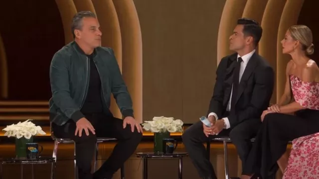 Blouson aviateur en daim Paul Smith porté par Sebastian Maniscalco tel qu’on le voit dans LIVE with Kelly and Mark le 11 mars 2024