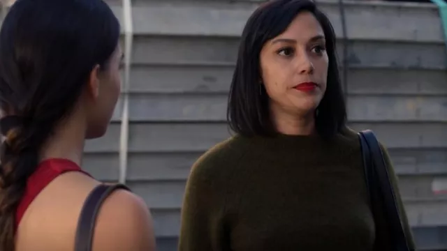Pull à col Madewell porté par Emma (Mishel Prada) comme on le voit dans Vida (S02E01)