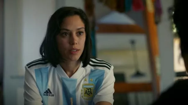 Adidas Li­onel Mes­si Jer­sey worn by Emma (Mishel Prada) as seen in Vida (S02E07)