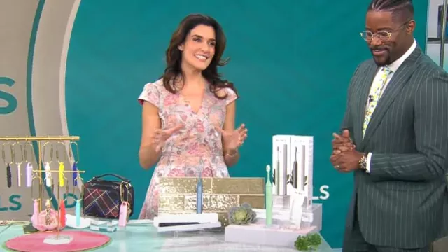 Vince Camuto Robe Fit & Flare en jacquard fleuri portée par Adriane Kiss comme on le voit dans CBS Mornings le 12 mars 2024