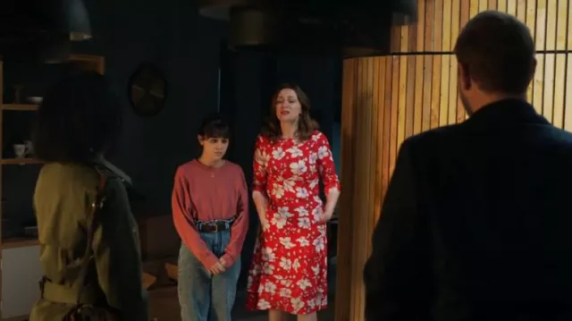 Vestido midi de Oliver Bonas usado por Alice (Keeley Hawes) como se ve en Buscando a Alice (T01E01)