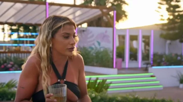 Robe longue doublée Nova portée par Dani comme on le voit dans Ex sur la plage (S05E09)