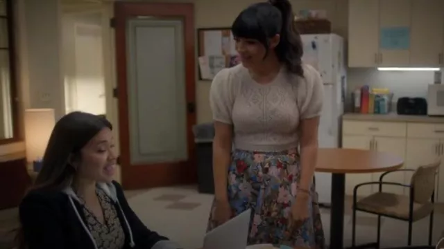 Alice + Olivia Ear­la Flo­ral-Print Mi­di Skirt worn by Sam (Hannah Simone) as seen in Not Dead Yet (S02E05)