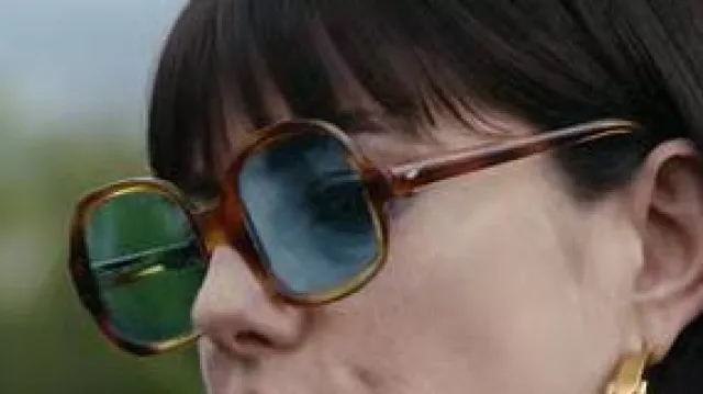 Lunettes de soleil oversize portées par Susie Glass (Kaya Scodelario) dans la série télévisée The Gentlemen (S01E06)