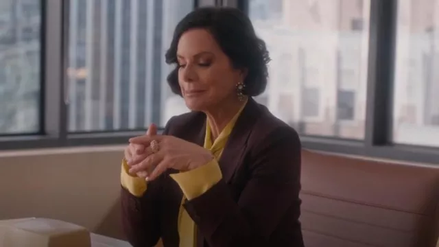 Blazer Reiss Flora en Berry porté par Margaret (Marcia Gay Harden) comme on le voit dans So Help Me Todd (S02E04)