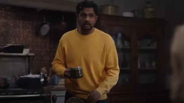 Sweat-shirt oversize Asos Design en jaune porté par Jay Arondekar (Utkarsh Ambudkar) comme on le voit dans Ghosts (S03E05)