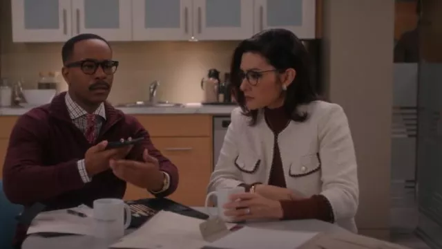 Veste Ted Baker Lioj portée par Susan (Inga Schlingmann) comme on le voit dans So Help Me Todd (S02E04)
