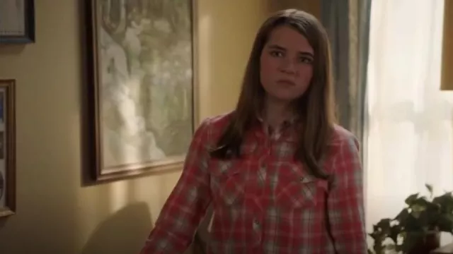 Chemise boutonnée légère à carreaux Mossimo portée par Missy Cooper (Raegan Revord) comme on le voit dans Young Sheldon (S07E05)