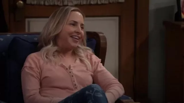 We The Free Military Mix Henley usado por Becky Conner-Healy (Lecy Goranson) como se ve en The Conners (T06E05)
