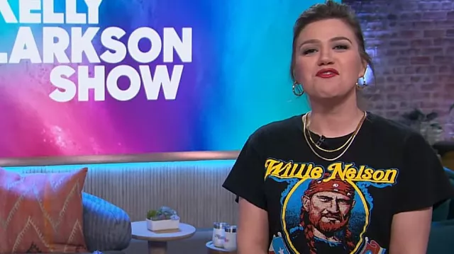 Madeworn Willie Nelson On The Road Again Crew Tee worn by Kelly Clarkson as seen in The Kelly Clarkson Show on March 13, 2024