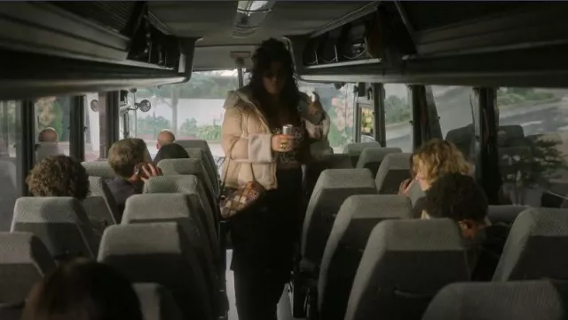 Bolso de cuña de retazos de Tory Burch McGraw usado por Lily Rahaii (Awni Abdi-Bahri) como se ve en The Girls on the Bus (S01E01)