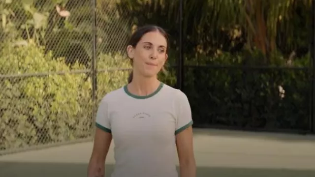 Ghanda Quinn Ringer usado por Amy Delaney (Alison Brie) como se ve en Apples Never Fall (T01E01)