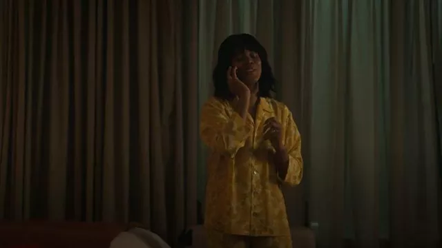 Olivia Von Halle Casablanca Galatea Pyjama à imprimé floral porté par Kimberlyn Kendrick (Christina Elmore) dans The Girls on the Bus (S01E02)