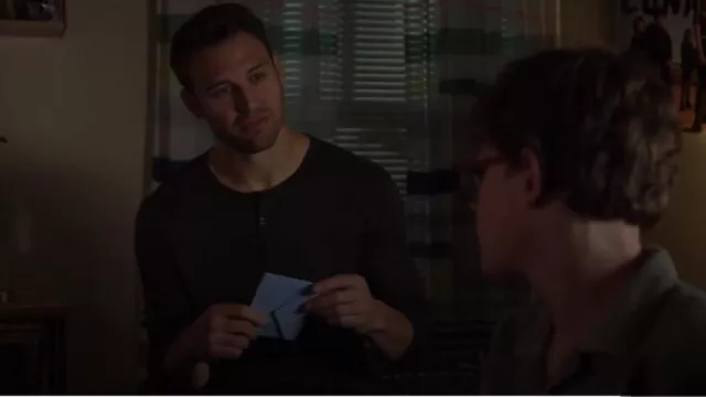 John Varvatos Danville Henley porté par Eddie Diaz (Ryan Guzman) tel qu’on le voit dans 9-1-1 (S07E01)