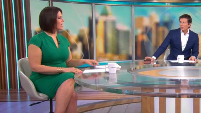Calvin Klein Robe fourreau fendue à col en V dans le dos portée par Dana Jacobson dans CBS Mornings le 16 mars 2024