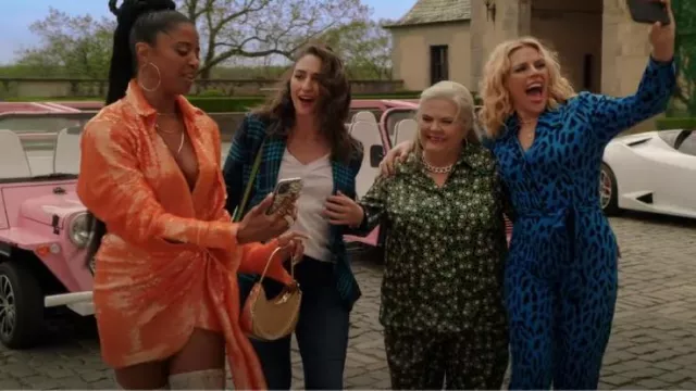 Eloquii Printed Button Dow porté par Gloria McManus (Paula Pell) comme on le voit dans Girls5eva (S03E04)