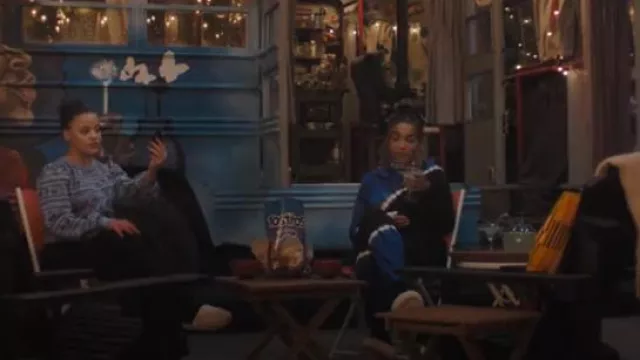 PJ Salvage Slounge Pants usado por Mikaela (Lucy Barrett) como se ve en Charmed (S04E08)