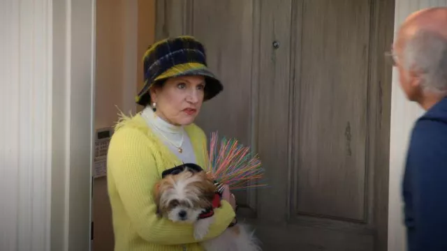 Aretes colgantes Madewell Retro Daisy Statement usados por Susie Greene (Susie Essman) como se ve en Curb Your Enthusiasm (T12E07)