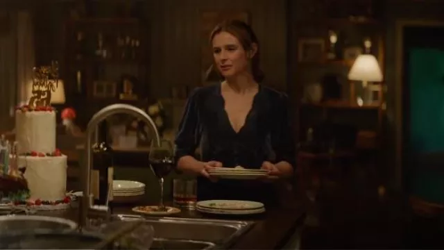 Robe mi-longue en velours bordée de dentelle Rixo Simone portée par Savannah (Georgia Flood) vue dans Apples Never Fall (S01E03)