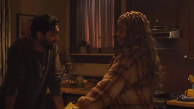 Obedece a Lola Cardigan usado por Mikaela (Lucy Barrett) como se ve en Embrujada (T04E10)