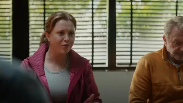 Mia Bella Jewelry Collier lettre ajustable initiale en or jaune 9 carats « B » Petite porté par Brooke Delaney (Essie Randles) comme on le voit dans Apples Never Fall (S01E03)