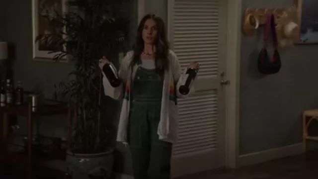 Chaqueta cortavientos Milkwear Rainbow en Off-White usada por Amy Delaney (Alison Brie) como se ve en Apples Never Fall (T01E04)