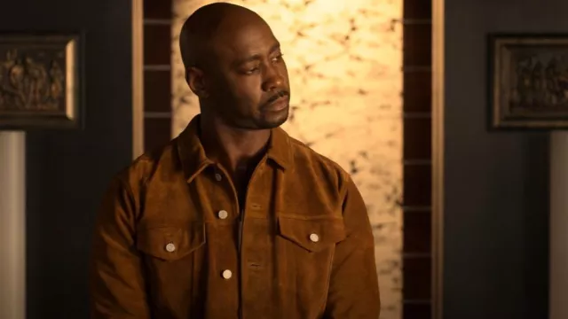Veste trucker en daim beige pour homme Paul Smith portée par Amenadiel (D.B. Woodside) comme on le voit dans Lucifer (S06E02)