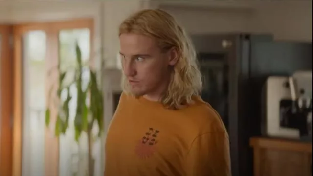 Camiseta Deus Ex Machina Mostaza Sol usada por Logan Delaney (Conor Merrigan Turner) como se ve en Apples Never Fall (S01E06)