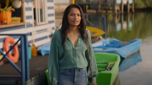 Chemisier vert sans col Zara porté par Indira Chaundry (Pooja Shah) comme on le voit dans Apples Never Fall (S01E06)