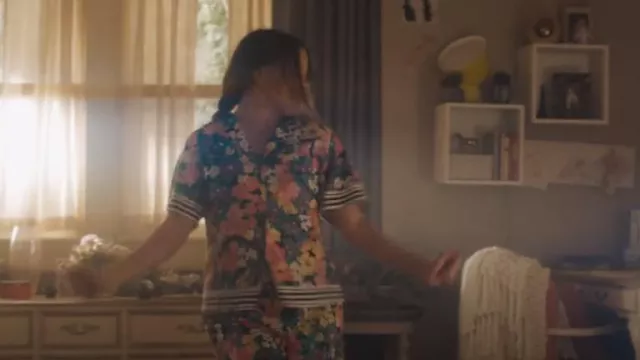 AFRM Fabienne Camisa de pijama usada por Maggie Vera (Sarah Jeffery) como se ve en Charmed (T04E12)