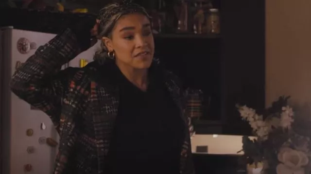 Aretes de aro medianos gruesos de Madewell usados por Mikaela (Lucy Barrett) como se ve en Charmed (T04E11)