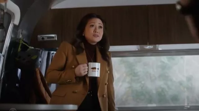 Blazer de capitaine de la République bananière porté par Reenie Green (Fiona Rene) dans Tracker (S01E05)