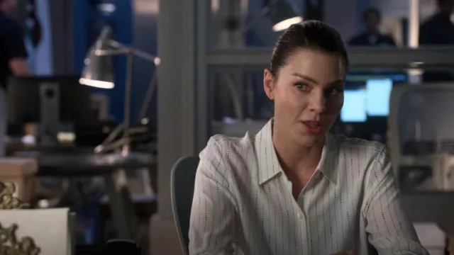 Equipamiento: Camisa Eclypse usada por Chloe Decker (Lauren German) como se ve en Lucifer (T06E08)