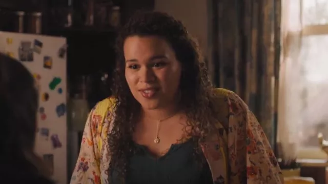 Kimono floral escalonado de Anthropologie usado por Josefina Reyes (Mareya Salazar) como se ve en Charmed (T04E13)