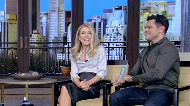 Chemise Celine Romy portée par Kelly Ripa comme on le voit dans LIVE with Kelly and Mark le 18 mars 2024