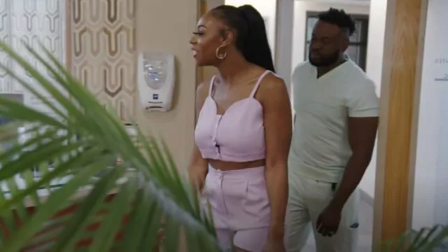 Hello Molly Baby Gotta Work Shorts Lilas porté par Nneka Ihim comme on le voit dans The Real Housewives of Potomac (S08E17)