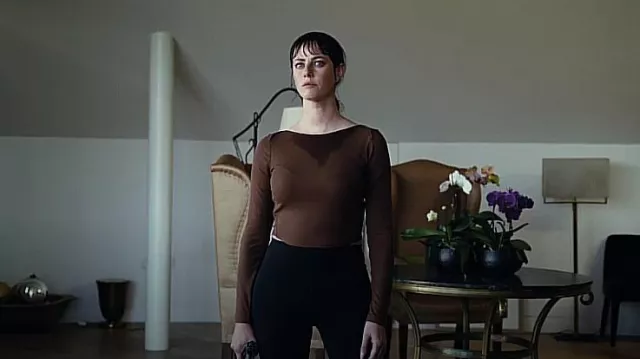 Lululemon Ribbed Modal Silk Twist-Back Yoga Long Sleeve Shirt worn by Susie  Glass (Kaya Scodelario) as seen in The Gentlemen (S01E07)