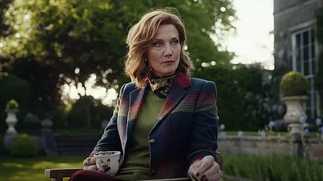 Manteau en laine Welligogs Grantham porté par Lady Sabrina (Joely Richardson) comme on le voit dans The Gentlemen (S01E08)