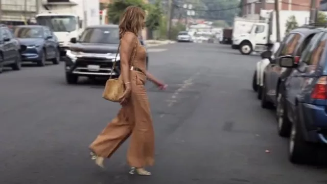 Bustier en lin Bardot porté par Robyn Dixon comme on le voit dans The Real Housewives of Potomac (S08E17)