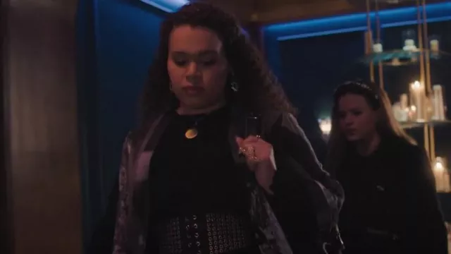 Ensemble de collier de pièces de monnaie Madewell porté par Josefina Reyes (Mareya Salazar) comme on le voit dans Charmed (S04E13)
