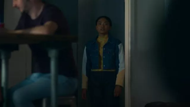 Levi’s Crop Denim Jacket In Colour block porté par Kitty (Kim Adis) comme on le voit dans Get Even (S01E04)