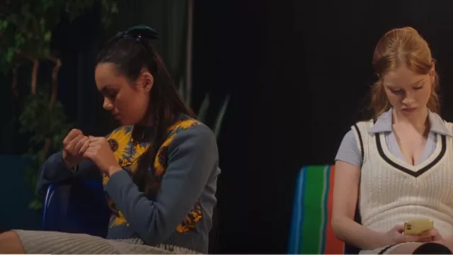 Run & Fly Cropped Sunflower Jumper worn by Helen (Ma-Anne Dionisio) as seen in Astrid & Lilly Save the World (S01E09)