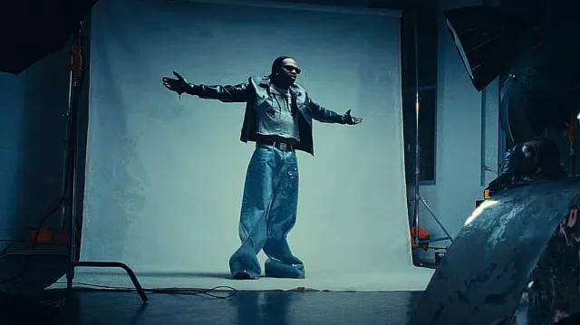 Vaqueros Vetements Light Blue Sequin Wide Leg Paillettes usados por Gunna en Prada Dem (feat. Offset) [Official Video]