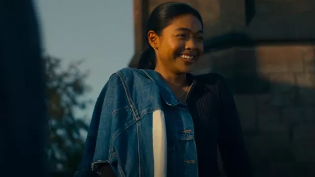 Urban Outfitters tricote un cardigan court zippé porté par Kitty (Kim Adis) comme on le voit dans Get Even (S01E10)