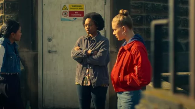 Topshop Veste de papa oversize en velours côtelé bleu portée par Margot (Bethany Antonia) comme on le voit dans Get Even (S01E10)