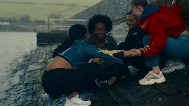 Baskets Adidas RunFalcon portées par Kitty (Kim Adis) comme on le voit dans Get Even (S01E10)