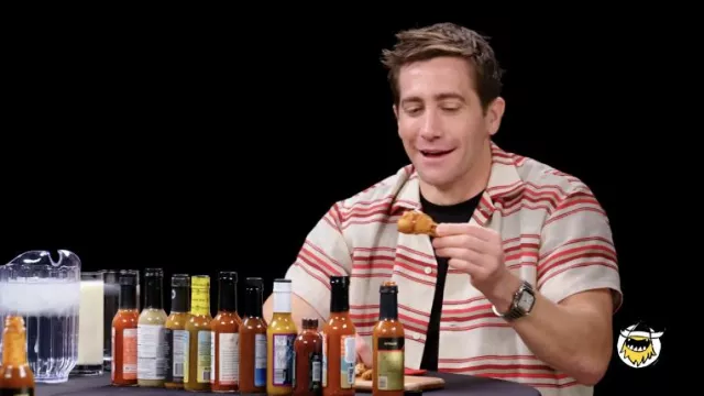 Montre Cartier Santos portée par Jake Gyllenhaal vue dans Hot Ones